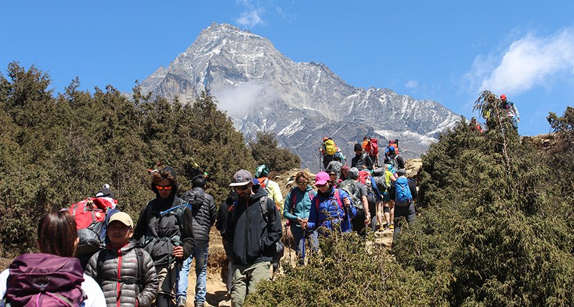 crowds-while-EBC-Trek 