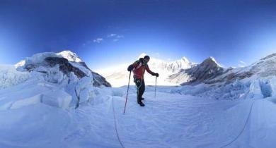 Ueli-Steck-seen-practicing-above-Camp-I 